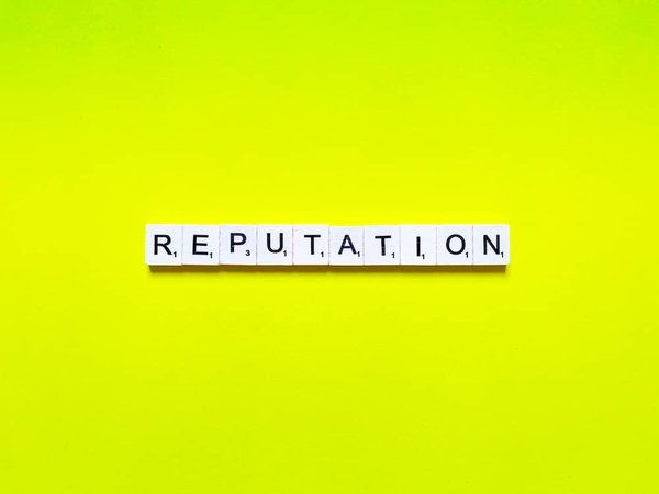 Quelles stratégies de gestion de la réputation en ligne les hôtels peuvent-ils adopter pour gérer les avis négatifs ?