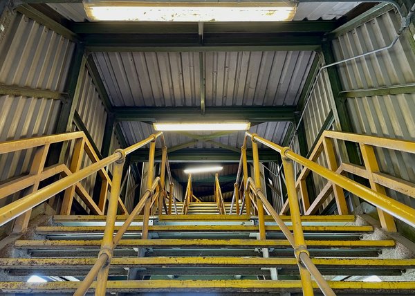 Quels sont les avantages des escaliers industriels en acier et utilisations dans le secteur industriel ?